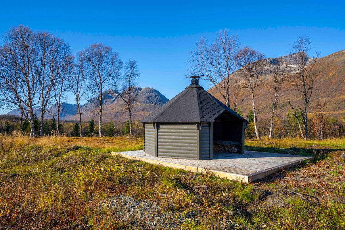 Vindskydd 15 m2 Royal med grill och bänkar - Halvrund timmer