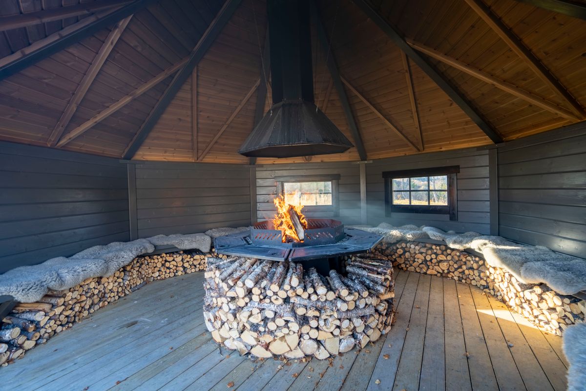 Vindskydd 15 m2 Royal med grill och bänkar - Halvrund timmer