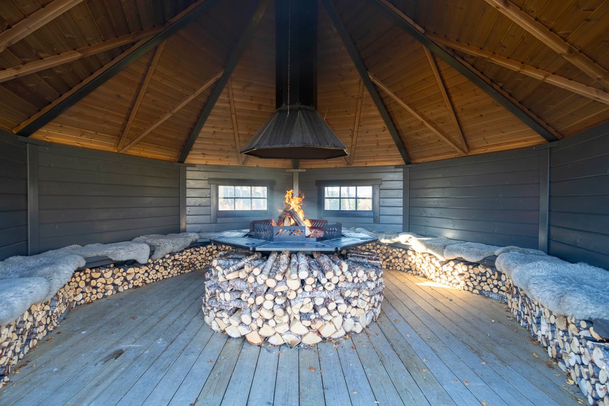 Vindskydd 17 m2 Royal med grill och bänkar - Halvrund timmer