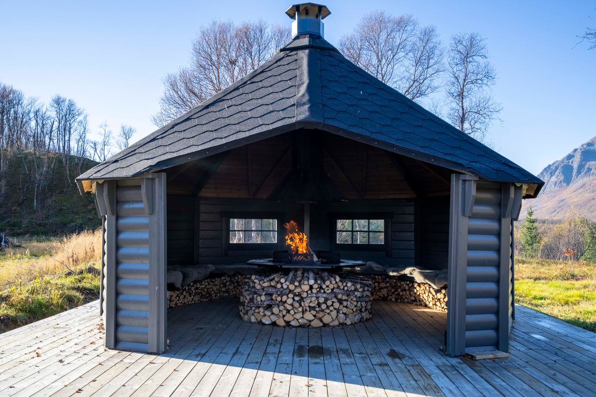 Vindskydd 15 m2 Royal med grill och bänkar - Halvrund timmer