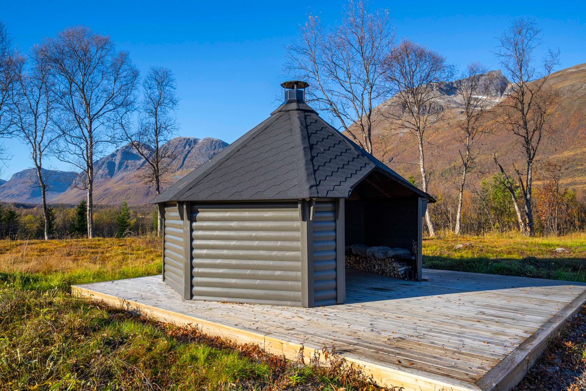 Vindskydd 15 m2 Royal med grill och bänkar - Halvrund timmer