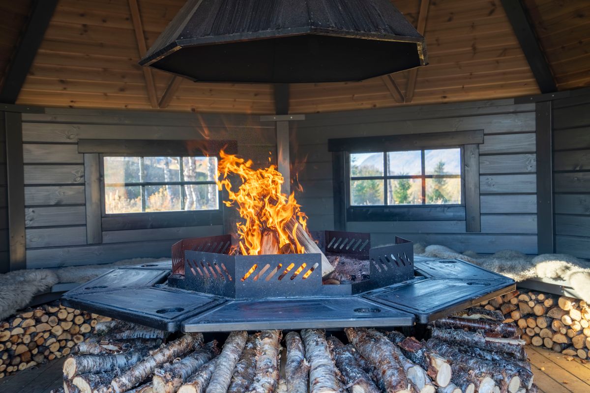 Vindskydd 15 m2 Royal med grill och bänkar - Halvrund timmer